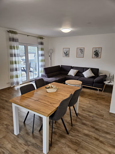 Aufenthaltsraum: Tisch mit 4 Stühlen, Ecksofa, Blick auf den Westbalkon
