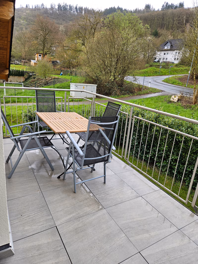 Südbalkon: Gartentisch mit 4 Stühlen, Blick auf Garten