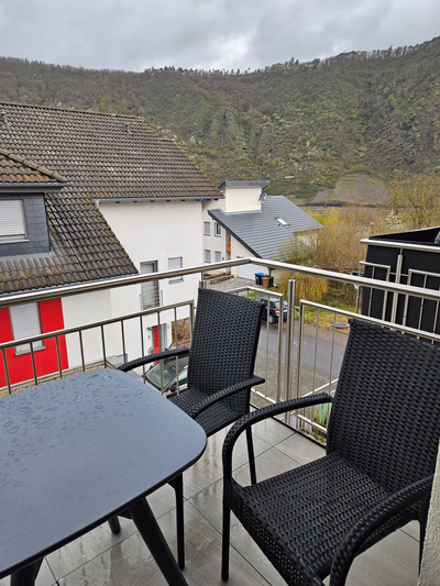 Westbalkon: Platz für einen Tisch und Stühle, Blick auf die Berge