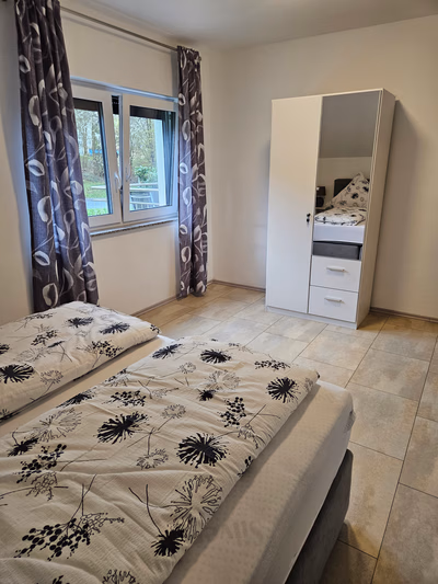 Schlafzimmer: Blick ins Zimmer, Schrank mit Spiegel